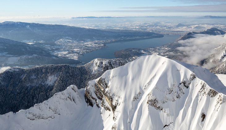 Les montagnes enneigées du lac d'Annecy