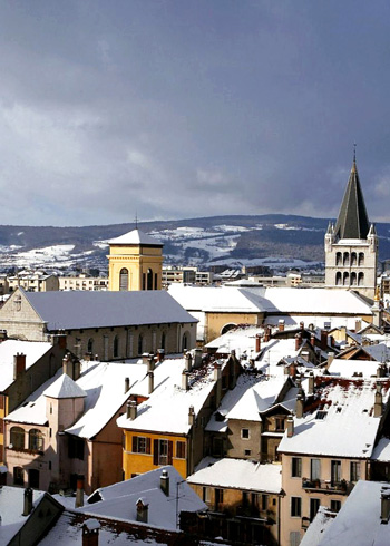 Les toits de la vieille ville d'Annecy sous la neige