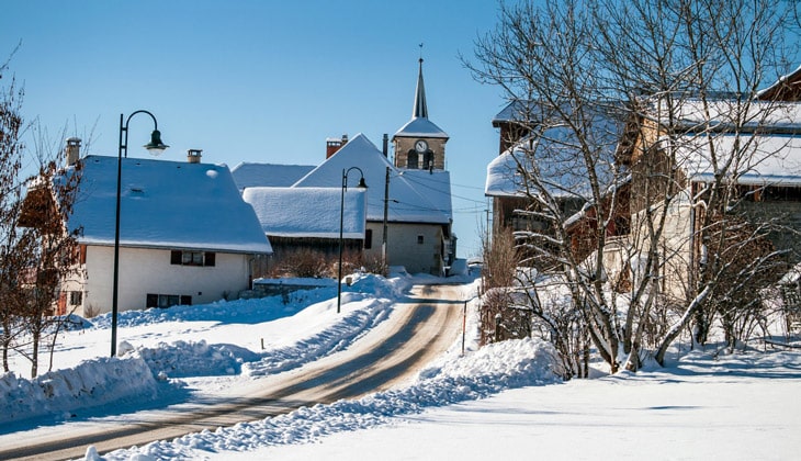 Le village de Leschaux sous la neige